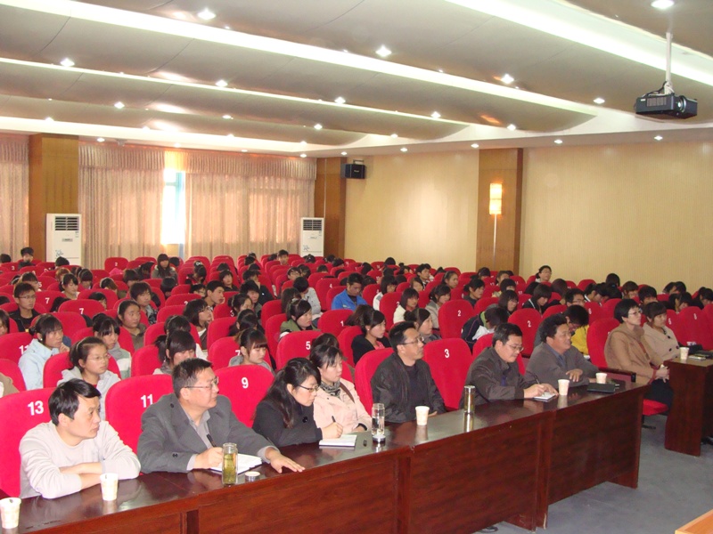 上海雍丰餐饮有限公司董事长成国斌应邀来我系做报告 上海雍丰餐饮有限公司董事长成国斌应邀来我系做报告